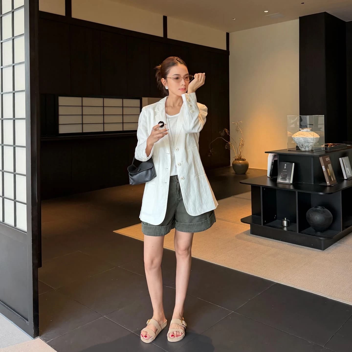 Minimal Silhouette 100% Linen Relaxed Single-Breasted Blazer view 2